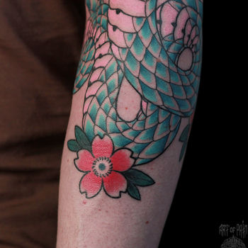 Татуировка мужская япония на руке змея и сакура