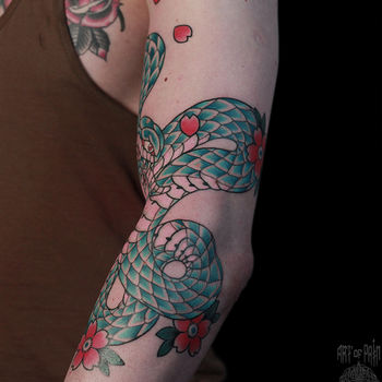 Татуировка мужская япония на руке змея и сакура