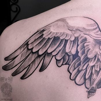 Татуировка мужская графика на лопатке крыло