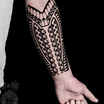 Татуировка мужская полинезия на предплечье узор