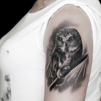 Татуировка женская реализм на плече сова