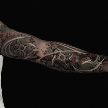 Татуировка мужская реализм тату-рукав звездочки и сакура