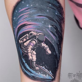 Татуировка мужская нью-скул на предплечье космонавт