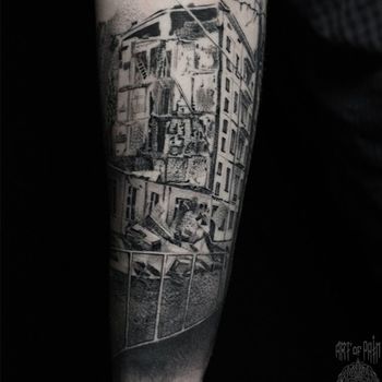 Татуировка мужская графика на предплечье город