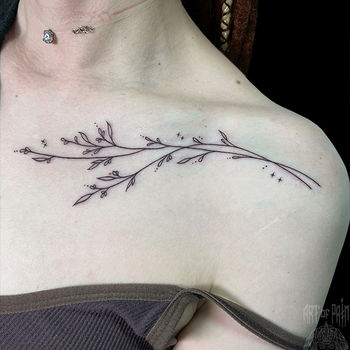 Татуировка женская графика на ключице растение