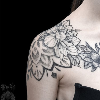 Татуировка женская орнаментал и графика на плече мандала и пион