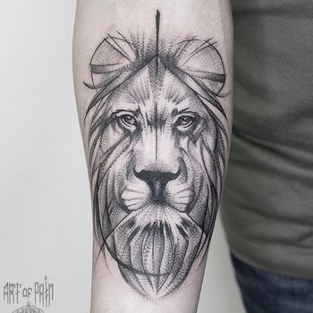 Татуировка мужская графика на предплечье лев