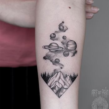 Татуировка женская графика на предплечье горы и планеты