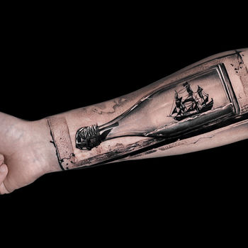 Татуировка мужская графика на предплечье корабль в бутылке