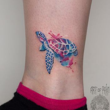 Татуировка женская нью-скул на щиколотке черепаха