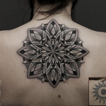 Татуировка женская орнаментал на спине мандала кавер