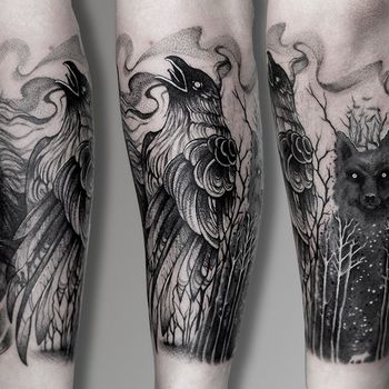 Татуировка мужская графика на предплечье ворон и волк, кавер