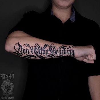 Татуировка мужская каллиграфия на предплечье надпись Don't stop believing