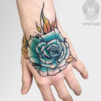 Татуировка мужская нью-скул на кисти голубая роза