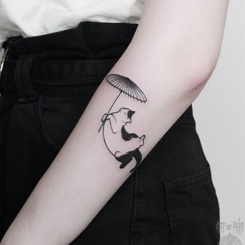 Татуировка женская графика на предплечье котик с зонтом