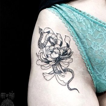 Татуировка женская графика на бедре цветы и змея
