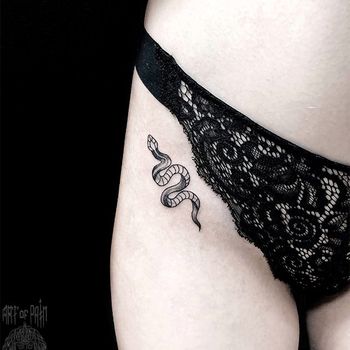 Татуировка женская графика на бедре маленькая змейка