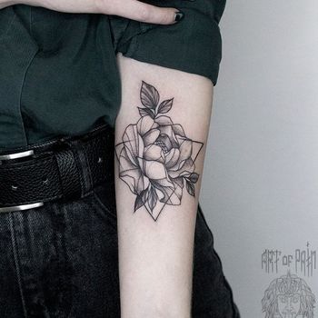 Татуировка женская графика на предплечье роза
