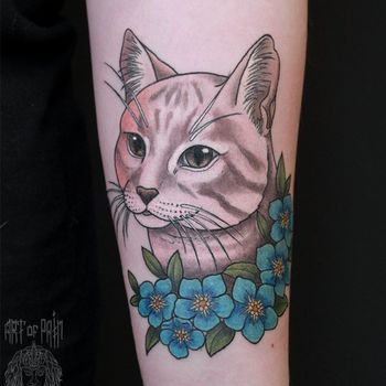 Татуировка женская нью-скул на предплечье кот в цветах