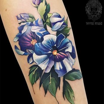 Татуировка женская реализм на предплечье синие цветы