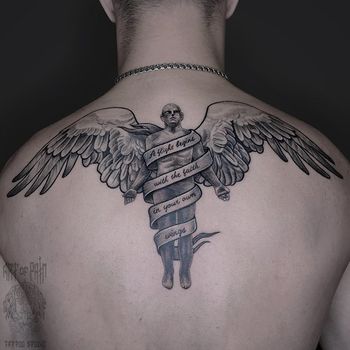 Татуировка мужская графика на спине ангел