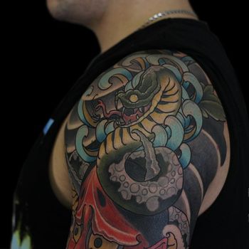 Татуировка мужская япония на плече змея и хризантема