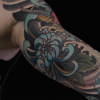 Татуировка мужская япония на руке хризантема