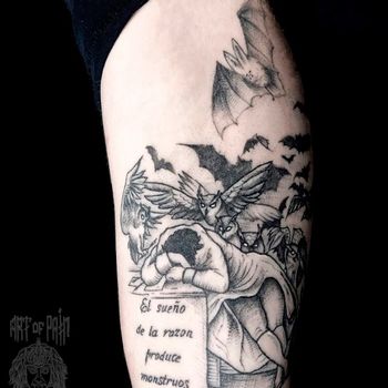 Татуировка женская графика на руке человек, совы и летучая мышь