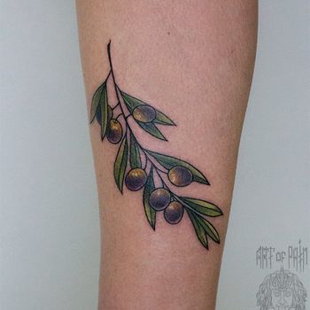 Татуировка женская реализм на голени оливки