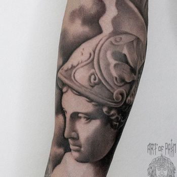 Татуировка мужская реализм на предплечье Афина
