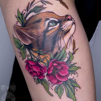 Татуировка женская нью-скул на бедре котик