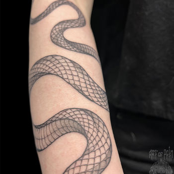 Татуировка женская графика на предплечье змея
