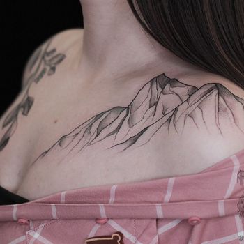 Татуировка женская графика на ключице горы