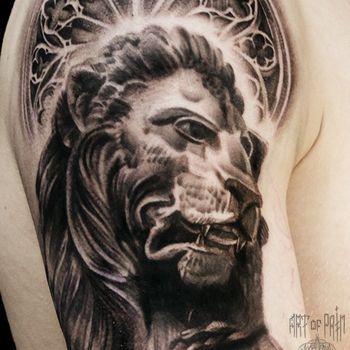 Татуировка мужская чикано на плече лев и арка