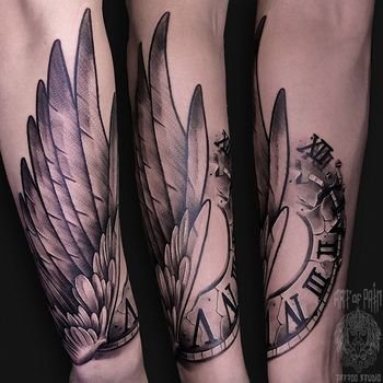 Татуировка мужская графика на предплечье крылья и часы
