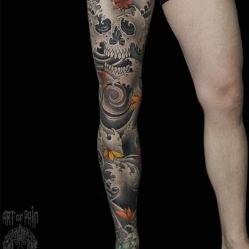 Татуировка мужская япония на ноге череп и волны