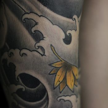 Татуировка мужская япония на ноге волны и лист клена