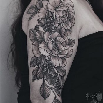 Татуировка женская графика на плече цветы с ягодами