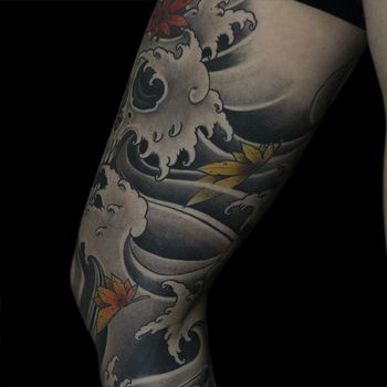 Татуировка мужская на ноге листы клена и волны в японском стиле