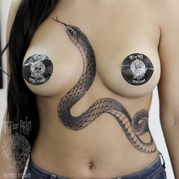 Татуировка женская реализм на животе змея