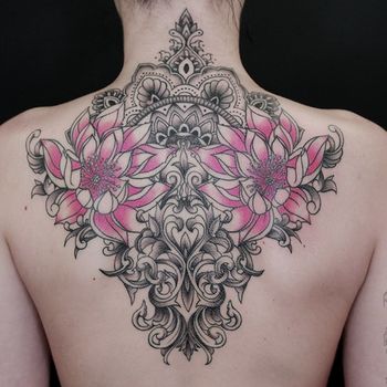 Татуировка женская орнаментал на спине узор и лотосы