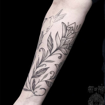 Татуировка женская графика на предплечье цветок и голуби