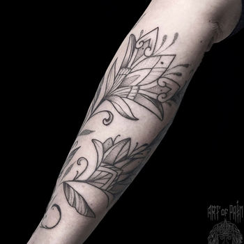 Татуировка женская графика на предплечье-рукав цветок