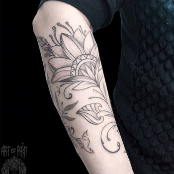 Татуировка женская графика на предплечье цветок и птичка