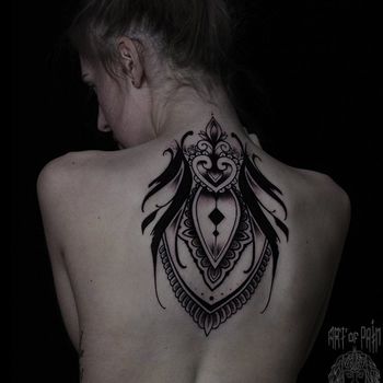 Татуировка женская орнаментал на спине узор