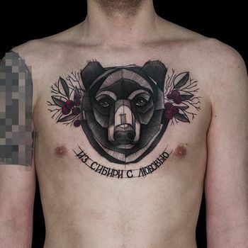 Татуировка мужская нью-скул на груди медведь