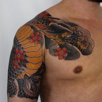 Татуировка мужская япония на плече дракон с цветами