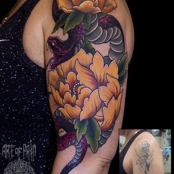 Татуировка женская япония на плече змея и пионы