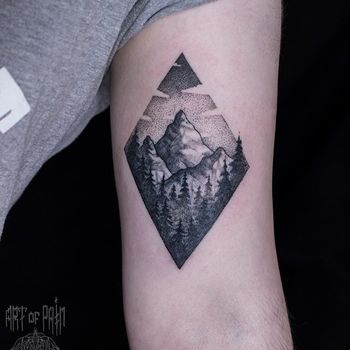 Татуировка мужская дотворк на плече горы