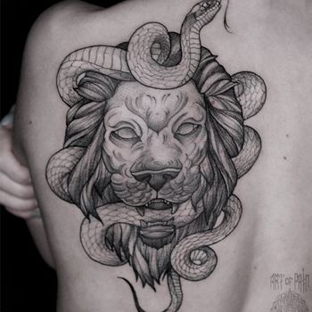 Татуировка женская графика на спине лев и змея